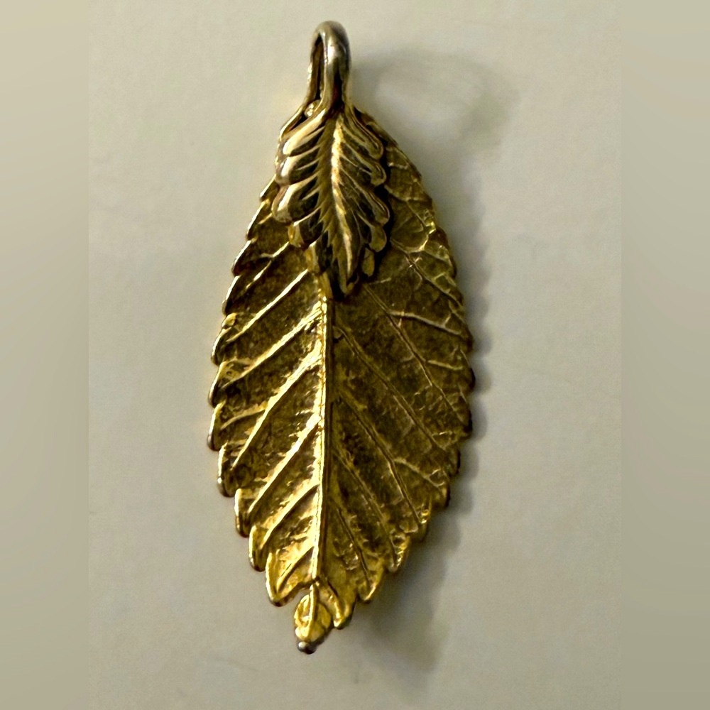 Stunning Gold Plated Leaf Pendant - Picture 2 of 3